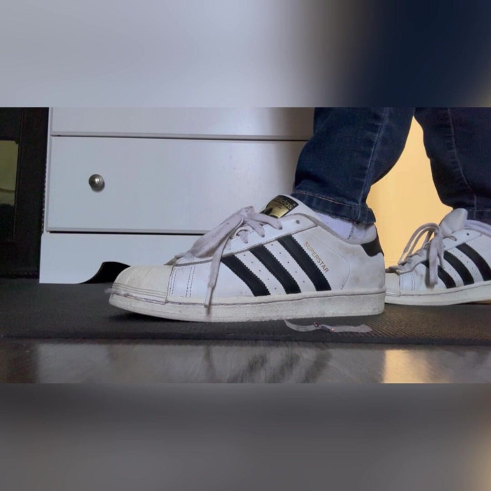 Tan feets: Mista gigantessa latina tanfeets in sneakers e calzini rimozione scarpe...