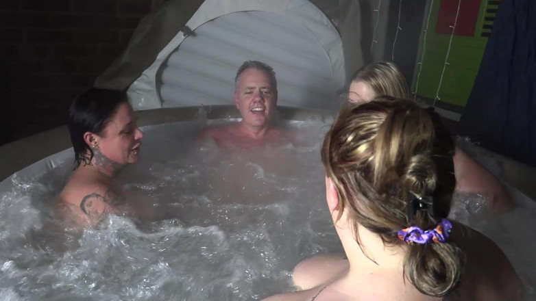 Cheyenne Rose 80: Bồn tắm nước nóng vui vẻ! Orgy