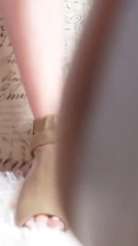 Je sais que tu ne peux t’empêcher de vouloir te toucher quand je regarde mes pieds dans ces talons aux orteils