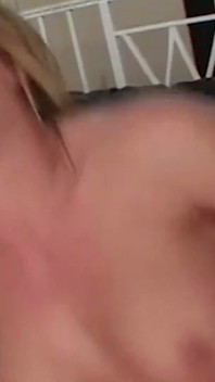 Salvajemente atractiva Holly Welling disfrutando del sexo duro con el especial al estilo perrito anal esta temporada