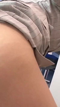 Het brunettbrud suger och rider stor kuk till explosiv orgasm