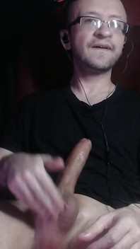 Nadržený chlap s obrovskou masivní náloží ptáka. Sexy stříkání