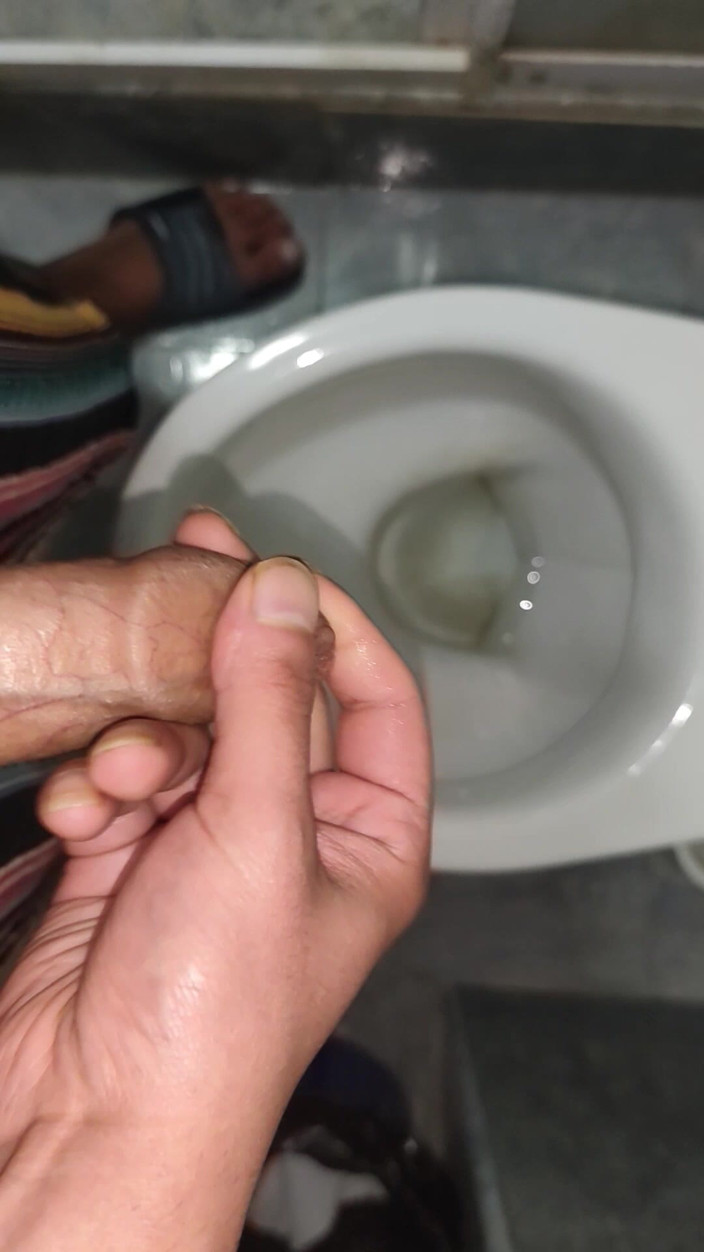 MartyBrady: 美しいツインクがトイレでオナニー