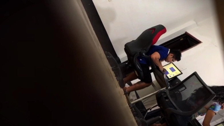 Rorono4zhot: Špehuji svoji kamarádku s cizincem