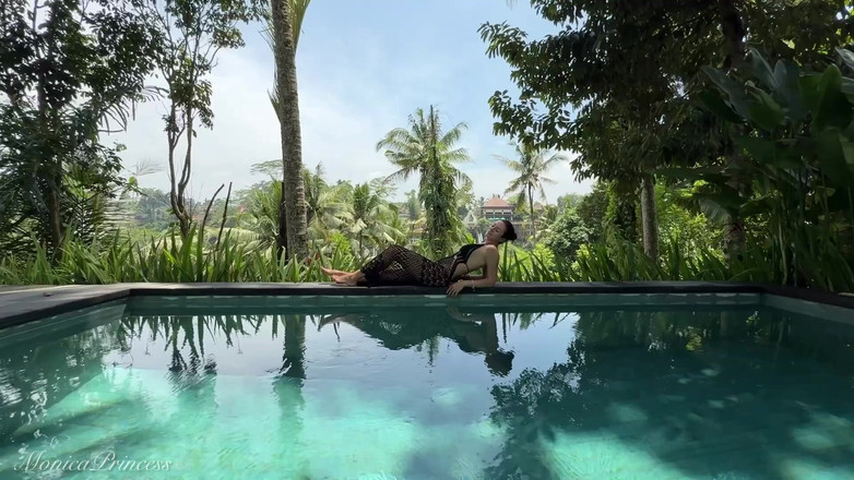 Princess Monica: Соблазняет в просвечивающееся платье на улице у бассейна, стриптиз