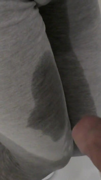 Ele faz xixi na minha bunda em leggings e pés