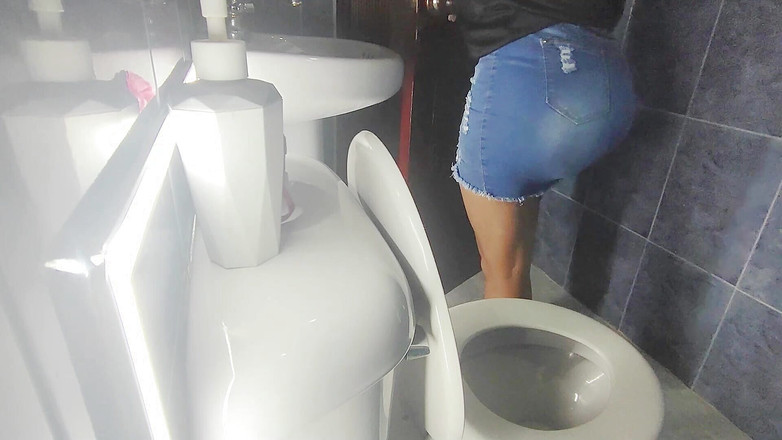 SENSESEX: Nevlastní sestra uvězněná na veřejné toaletě se sukní a sheer