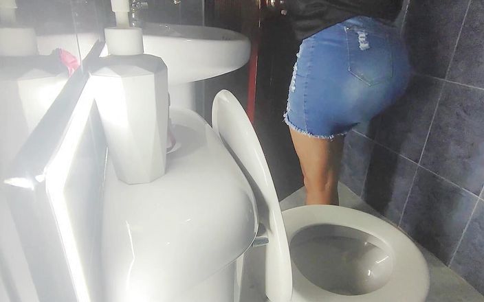 SENSESEX: Przyrodnia siostra uwięziona w publicznej toalecie ze spódnicą i sheer