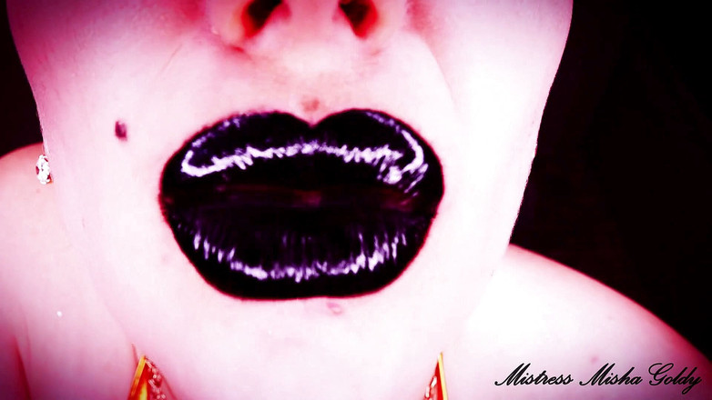Goddess Misha Goldy: 亲吻我的嘴唇的忠实奴隶