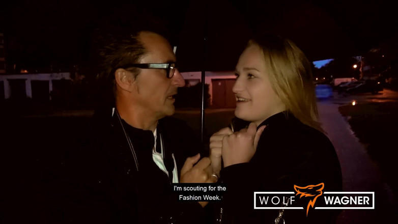 Wolf Wagner Com: Roztomilá náctiletá kočka Scarlett Scott potká staršího chlapa v ulicích