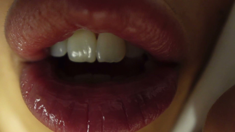 Asmr_mouth: Twoja gorąca dziewczyna jest w twoim łóżku lizanie cię