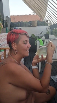 Înghițire de spermă și pișare pulă-coadă de la un prezervativ