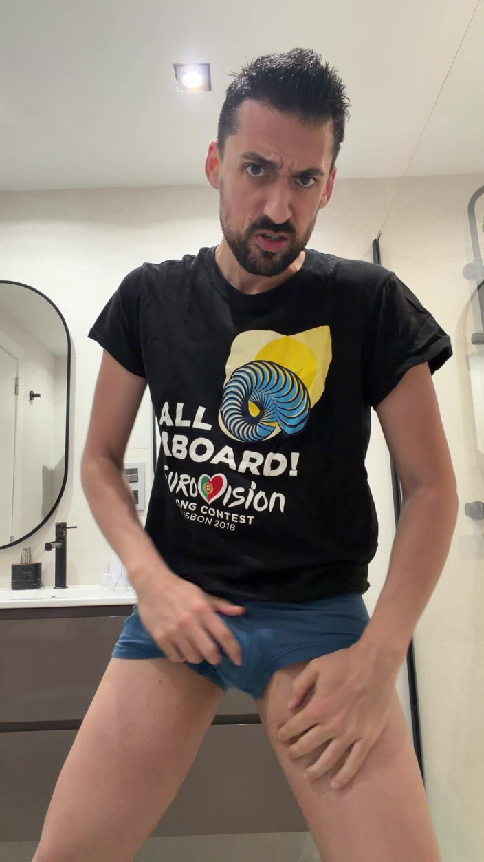 Liam Harding: Hot Stepdaddy Jerking off Like Crazy in Public Bathroom
