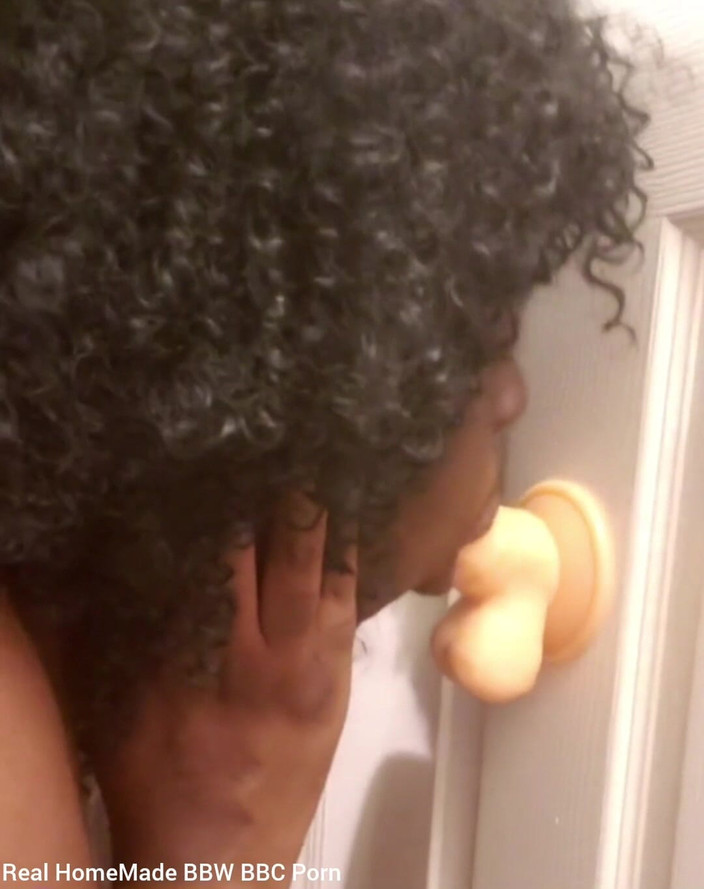 Super sexy ebony cuties: Amalan blowjob menghisap dildo yang dipasang