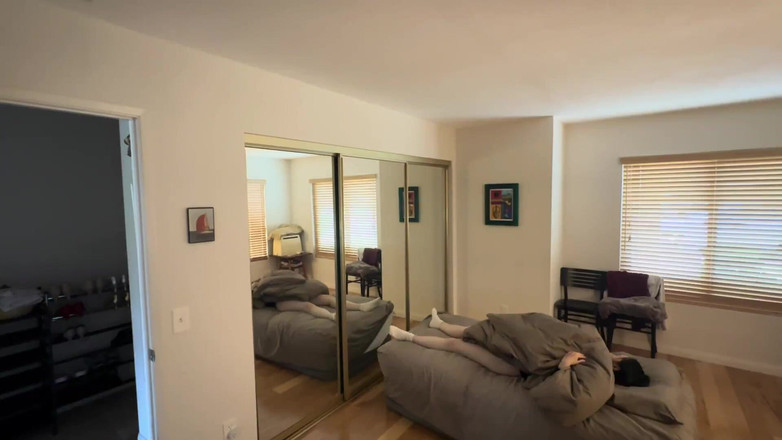 SquishMallow3328: 190cm 100kg čínský hřebec kouří na balkóně a šuká čínskou děvku v ložnici