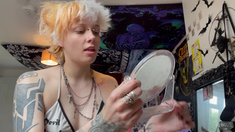 Glitterqueen1999: No Makeup Goth Girl Mouth Tour with Hand Mirror