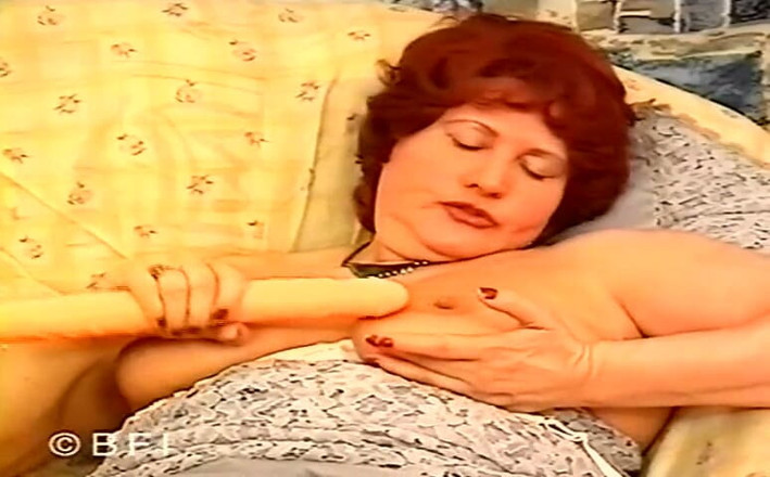 Mature Babes: 발정난 미시 여자의 거유 발정난 클리토리스 - 2 장면 1