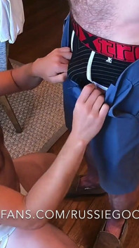 Papai e garoto em pêlo, brinca com brinquedos e abraços