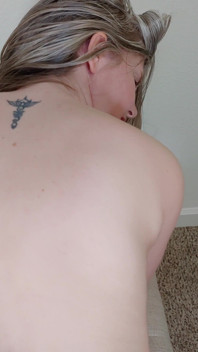 あなたの先生は、クラスに集中し続けるために彼女とセックスすることを許します