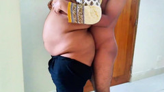 Aria Mia: Мужчина помогает своей соседке бхабхи, пока она зудит ее тело, то они удовлетворяют свои сексуальные потребности