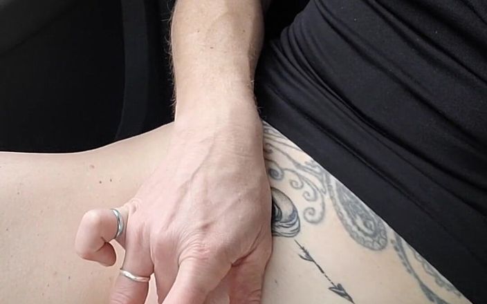 Demelza: Public agent: sexy tattoo-meisje voor toeschouwers en spuitend op het...
