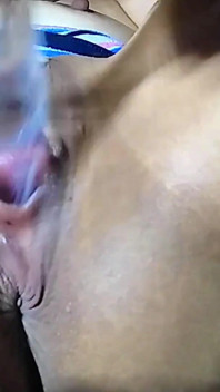 Fitte Aziatische speelt met zichzelf geblinddoekt met een glazen speelgoedvolume 002