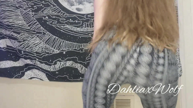 Dahlia Wolf: Twerken in een legging
