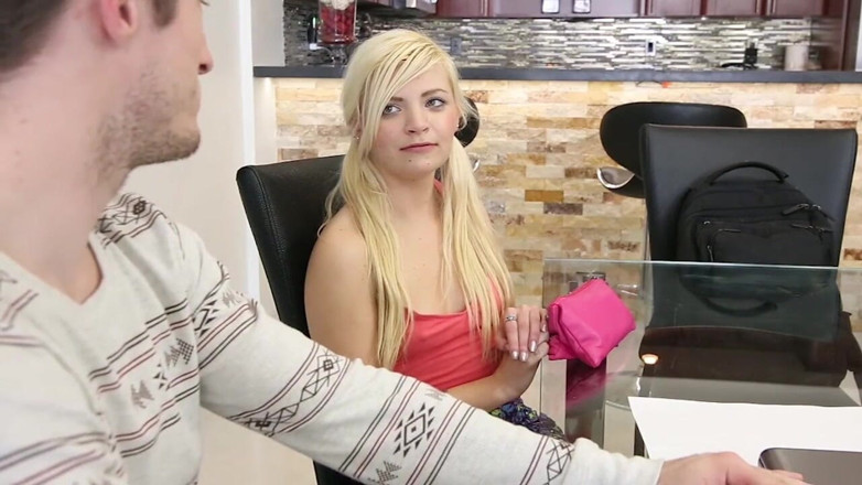 Exxxtra Small: Sono stata sorpresa a masturbarmi mentre lavoravo come babysitter
