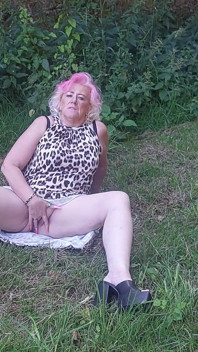 Curvă matură își fute pizda cu degetele în aer liber până la ejaculare explozie