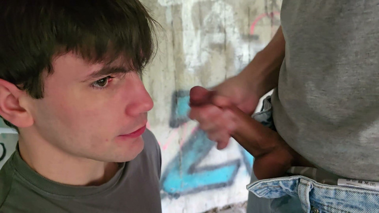 boyzxy212: Sexe gay risqué en plein air sans capote presque exposé...