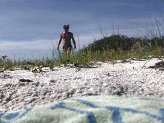 Justin Birmingham: 砂丘で裸になる