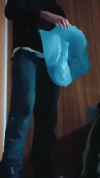 Chico en una fábrica de papel y abre su culo