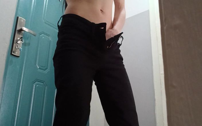 Lesbian-candys: तंग जींस पहनी पतली काले बाल वाली सेक्सी बालों वाली चूत में हस्तमैथुन करती है