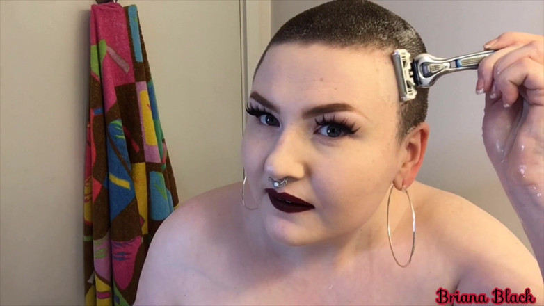 Briana Black: Afeitado de cabeza suave personalizado