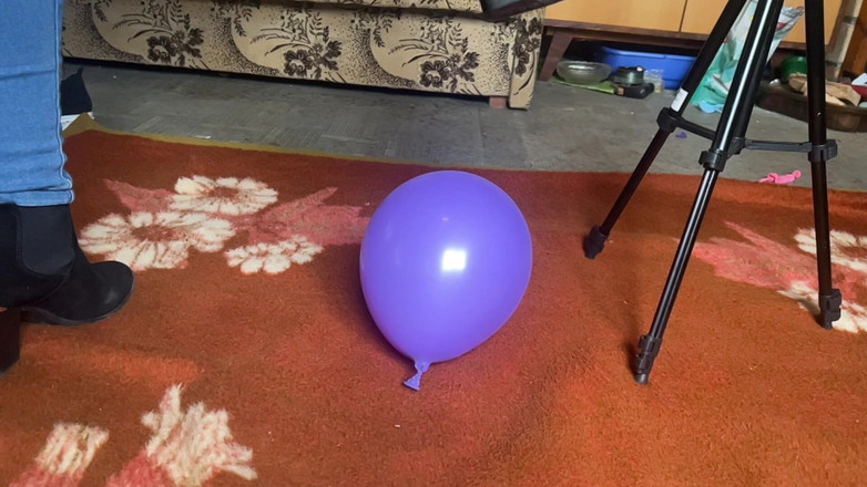 BeachBallsDuo: 100kgs Bigbootylucy Stomps Balloons in High Heels! 2 Cameras with Slow...