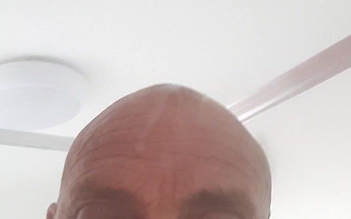 Acez: Masturbation sous la douche, rasage