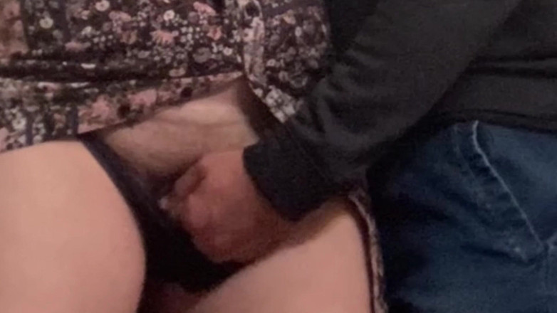 PriyaNaavya: Вау!! Незнайомець чувак потирає мою пизду в поїзді