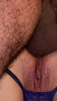 Нужен кто-то, чтобы писать в мою задницу, я предложил моему молодому насуху анальный секс для его большого толстого члена в моем очке