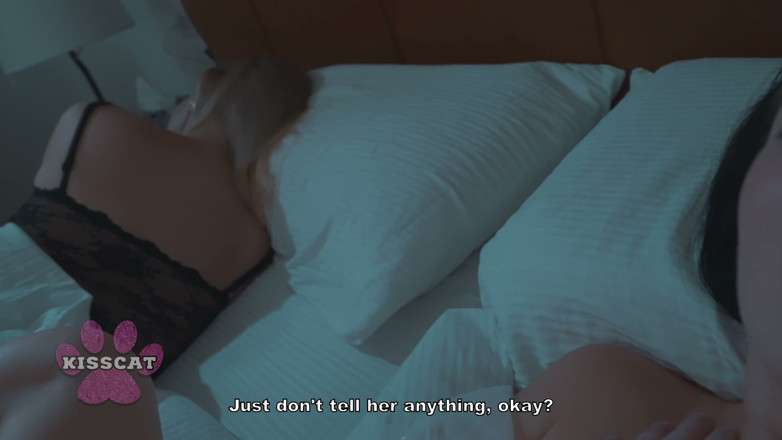Foxy Dreams: 의붓아빠가 한 호텔 침대 Kisscat Mrcat에서 의붓딸을 저항할 수 없어서 기다려