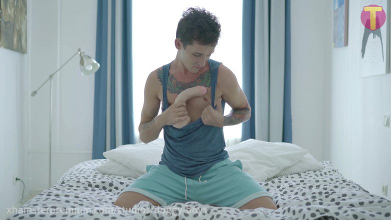 Doggy boys: L'arrapante stallone si scopa da solo un enorme dildo e...