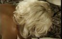 Anal seduction: O blondă sexy mai în vârstă cu țâțe frumoase este futută de...