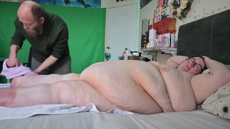 SSBBWLadyBrads: SSBBW łóżko kąpiel bogini część 1