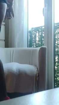 Ve spodním prádle v okně anální kolík a robertek