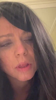 Dwie kamery patrz, gdy ona klapsy ostro mój tyłek Jeden widok na mój tyłek Jeden trzymam i robię selfie wideo
