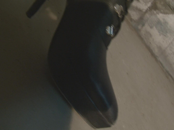 SophiaSylvan: Adore minhas botas, ganhe o direito de lamber seu esperma...