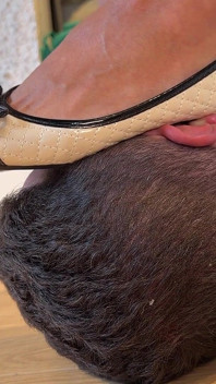 ¿Qué harías por la adoración de pies apestosa maestra sexy debajo de la mesa?
