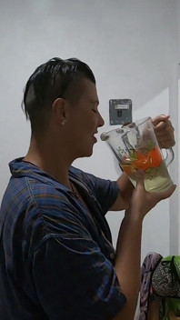 Einen liter pisse-limonade trinken wir unsere pisse aus einer kanne