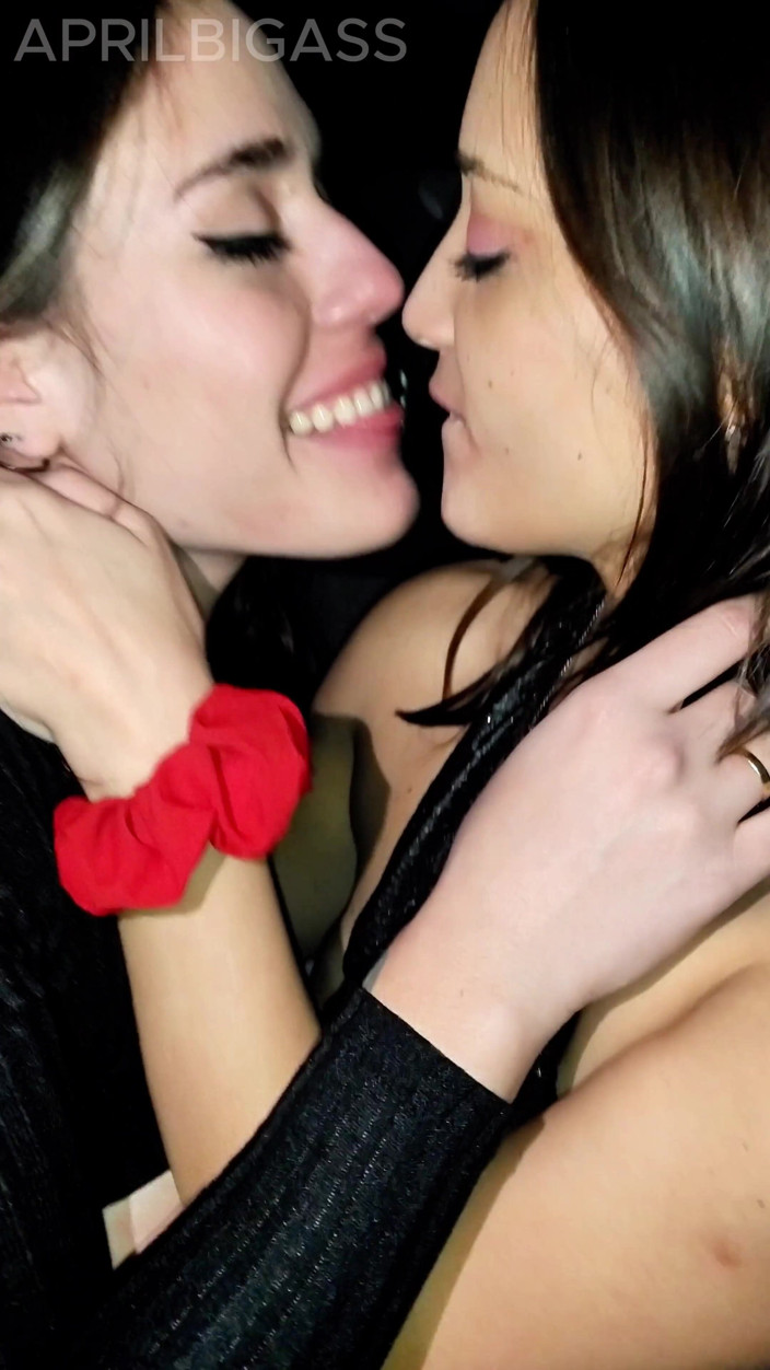 April BigAss: Săruturi lesbiene, soțul meu filmează totul, real lins de cur...