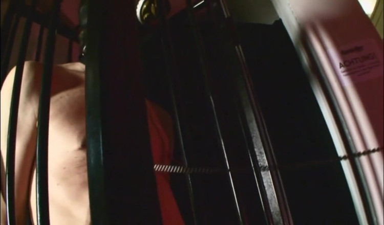 Absolute BDSM films - The original: Pene umiliante in maschera antigas