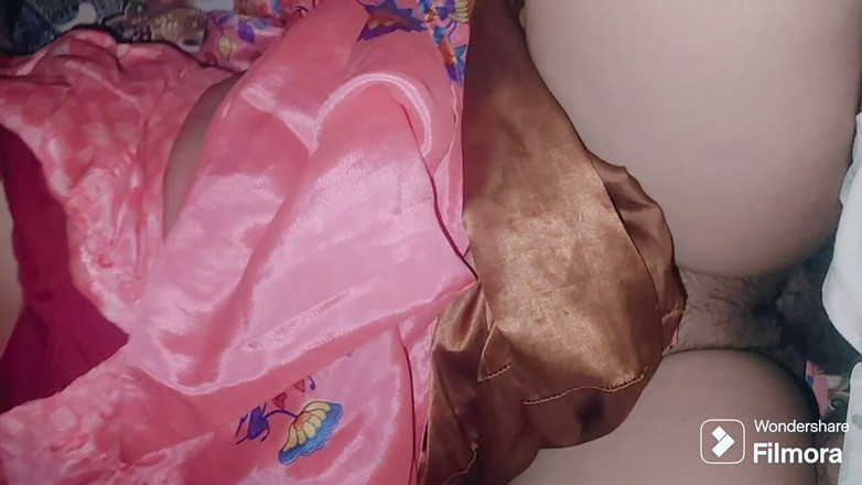 Desisexycpl123: Chuddakad manželka Priya saje penis své muslimské kamarádky v domě...